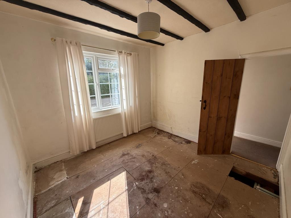 Lot: 180 - DETACHED BUNGALOW WITH POTENTAL - Living Room